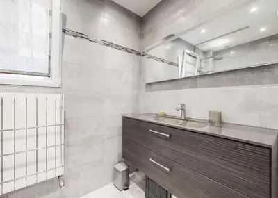 Salle de bains dans l'établissement Appartement proche Étoile