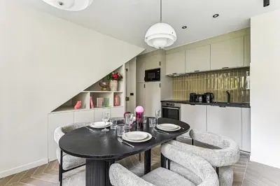 Cuisine ou kitchenette dans l'établissement Rare pearl-Apt d'architecte-Auteuil