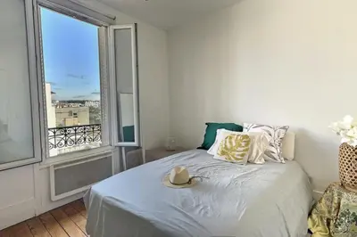 Un ou plusieurs lits dans un hébergement de l'établissement Boulogne 2 pièces de charme au dernier étage sur jardin.
