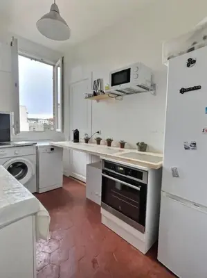 Cuisine ou kitchenette dans l'établissement Boulogne 2 pièces de charme au dernier étage sur jardin.