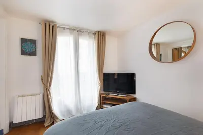 Télévision ou salle de divertissement dans l'établissement Haussmannian elegance close to Montmartre
