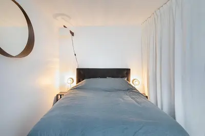 Un ou plusieurs lits dans un hébergement de l'établissement Haussmannian elegance close to Montmartre