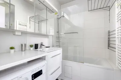 Salle de bains dans l'établissement Luminous & Modern Flat with Balcony Paris-Bastille
