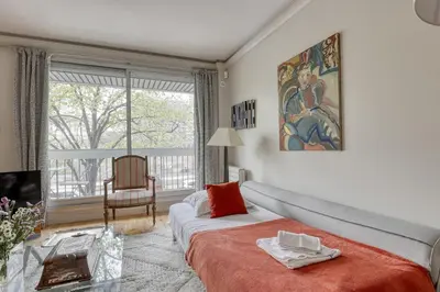 Coin salon dans l'établissement Luminous & Modern Flat with Balcony Paris-Bastille