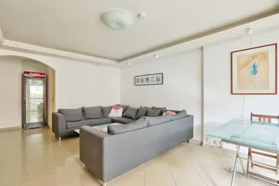 Coin salon dans l'établissement Cosy appart avec balcon Pont de Flandres - Crimée