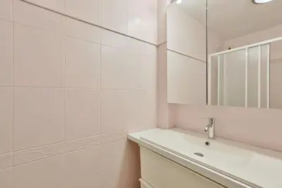 Salle de bains dans l'établissement Cosy appart avec balcon Pont de Flandres - Crimée