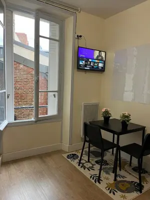 Télévision ou salle de divertissement dans l'établissement Charmant studio spacieux paris