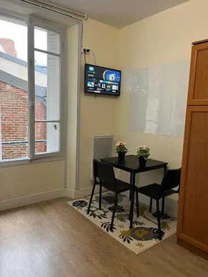 Télévision ou salle de divertissement dans l'établissement Charmant studio spacieux paris