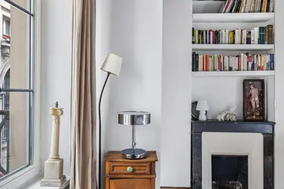 Bibliothèque dans l'appartement