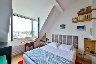 Un ou plusieurs lits dans un hébergement de l'établissement Toits de Paris - Vue Tour Eiffel - by MonPetitFaré