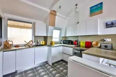 Cuisine ou kitchenette dans l'établissement Toits de Paris - Vue Tour Eiffel - by MonPetitFaré