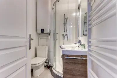 Salle de bains dans l'établissement L'étincelle - Vue Tour Eifflel - by Mon Petit Faré