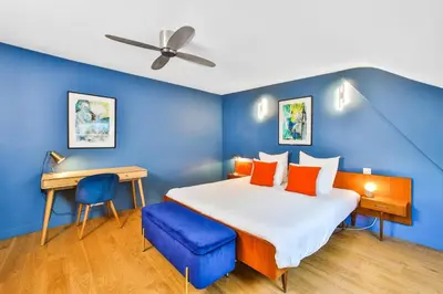 Un ou plusieurs lits dans un hébergement de l'établissement Spacious Duplex Oberkampf - Bail mobilité