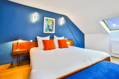 Un ou plusieurs lits dans un hébergement de l'établissement Spacious Duplex Oberkampf - Bail mobilité
