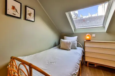 Un ou plusieurs lits dans un hébergement de l'établissement Spacious Duplex Oberkampf - Bail mobilité