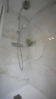Salle de bains dans l'établissement Spacious Duplex Oberkampf - Bail mobilité
