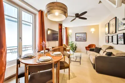 Coin salon dans l'établissement Spacious Duplex Oberkampf - Bail mobilité