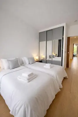 Un ou plusieurs lits dans un hébergement de l'établissement Bright 2BR Apartment, 2 baths, 2 Balconies, Metro 5min, Paris