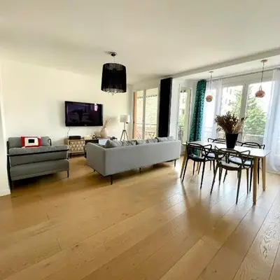 Bright 2BR Apartment