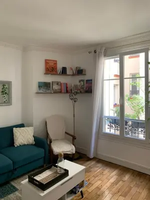 Coin salon dans l'établissement Appartement de charme à proximité des puces