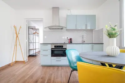 Cuisine ou kitchenette dans l'établissement Perfect flat for 4 people #7
