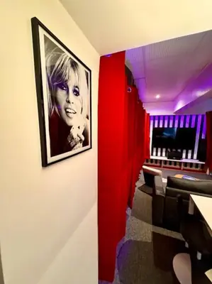 Plan de l'établissement Expérience cinéma immersif dans appartement près de Montmartre