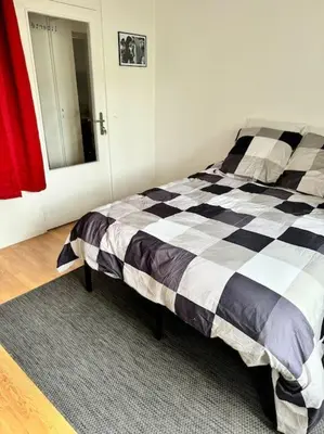 Un ou plusieurs lits dans un hébergement de l'établissement Expérience cinéma immersif dans appartement près de Montmartre