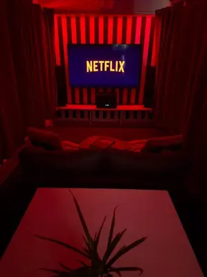 Télévision ou salle de divertissement dans l'établissement Expérience cinéma immersif dans appartement près de Montmartre