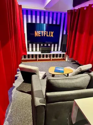 Coin salon dans l'établissement Expérience cinéma immersif dans appartement près de Montmartre