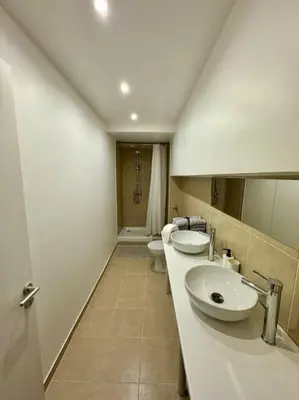Salle de bains dans l'établissement Expérience cinéma immersif dans appartement près de Montmartre