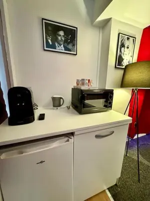 Cuisine ou kitchenette dans l'établissement Expérience cinéma immersif dans appartement près de Montmartre