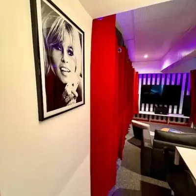 Expérience cinéma immersif dans appartement près de Montmartre