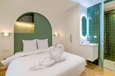 Un ou plusieurs lits dans un hébergement de l'établissement Jardin - Jacuzzi - chambres en suite