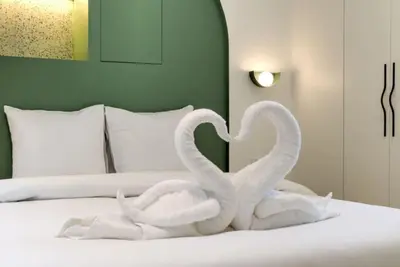 Un ou plusieurs lits dans un hébergement de l'établissement Jardin - Jacuzzi - chambres en suite