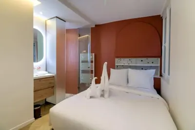 Un ou plusieurs lits dans un hébergement de l'établissement Jardin - Jacuzzi - chambres en suite