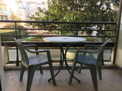 Balcon ou terrasse dans l'établissement Studio avec balcon sur jardin et parking privé
