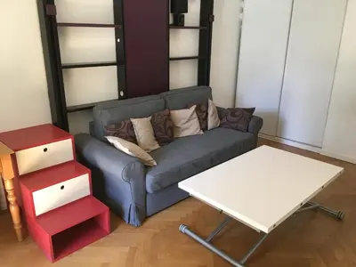 Coin salon dans l'établissement Studio avec balcon sur jardin et parking privé