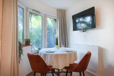 Télévision ou salle de divertissement dans l'établissement Charming studio apartment for 2 - Bastille
