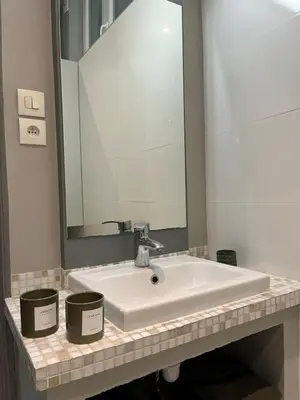 Salle de bains dans l'établissement L'appartement Breteuil