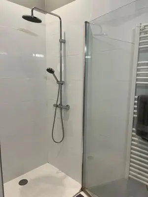 Salle de bains dans l'établissement L'appartement Breteuil