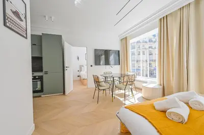 Télévision ou salle de divertissement dans l'établissement Lovely & Exclusive Parisian Flat