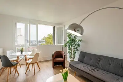 Coin salon dans l'établissement Appartement spacieux aux portes de Paris