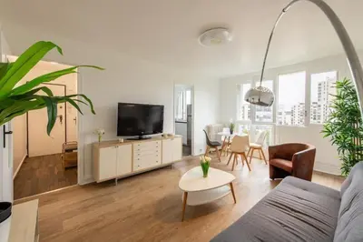 Télévision ou salle de divertissement dans l'établissement Appartement spacieux aux portes de Paris