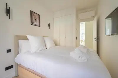 Un ou plusieurs lits dans un hébergement de l'établissement Luxurious & Famous Parisian Flat