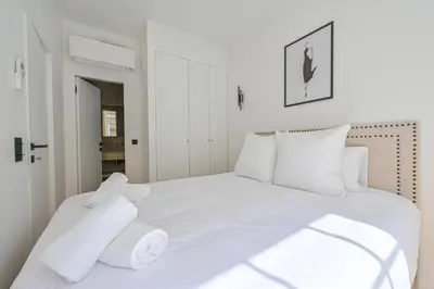 Un ou plusieurs lits dans un hébergement de l'établissement Luxurious & Famous Parisian Flat