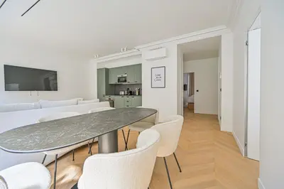 Télévision ou salle de divertissement dans l'établissement Luxurious & Famous Parisian Flat