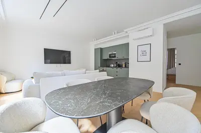 Télévision ou salle de divertissement dans l'établissement Luxurious & Famous Parisian Flat
