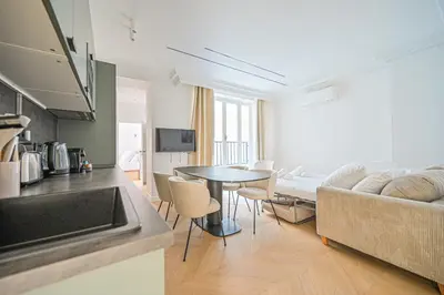 Cuisine ou kitchenette dans l'établissement Sumptuous & Serene Parisian Flat