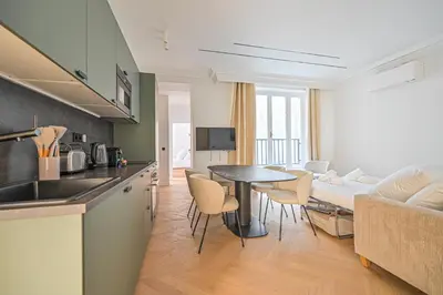 Cuisine ou kitchenette dans l'établissement Sumptuous & Serene Parisian Flat