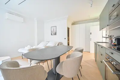 Cuisine ou kitchenette dans l'établissement Sumptuous & Serene Parisian Flat